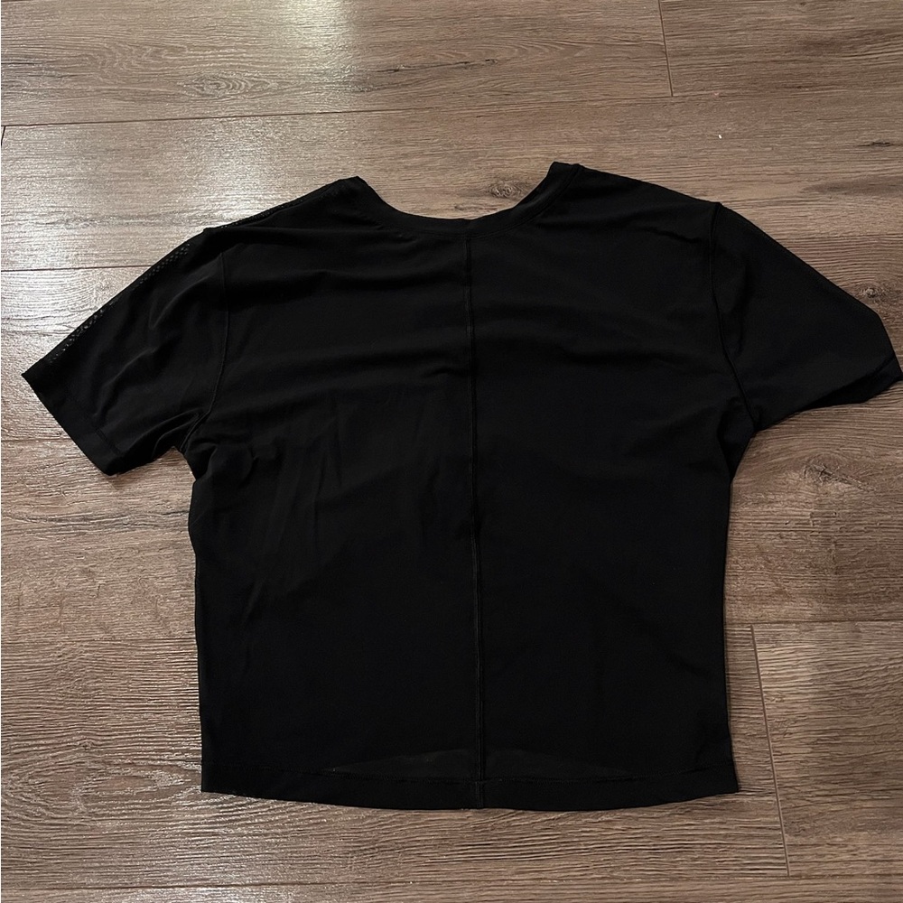 Lululemon Women’s mesh short sleeve top. Black. Fits like a size 4/6